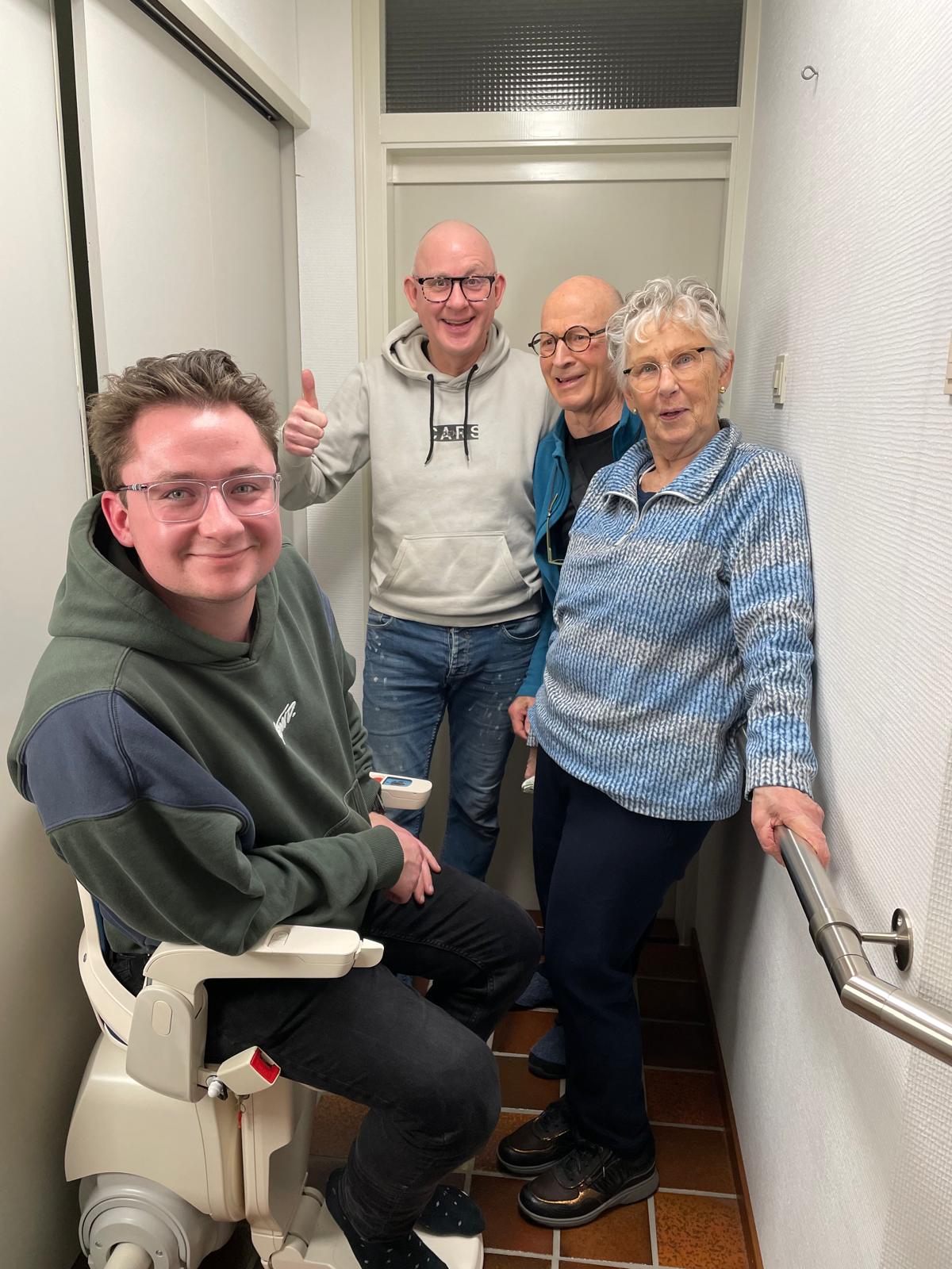 Arnoud Oostveen met zijn zoon Gijs en zijn ouders bij de trap.